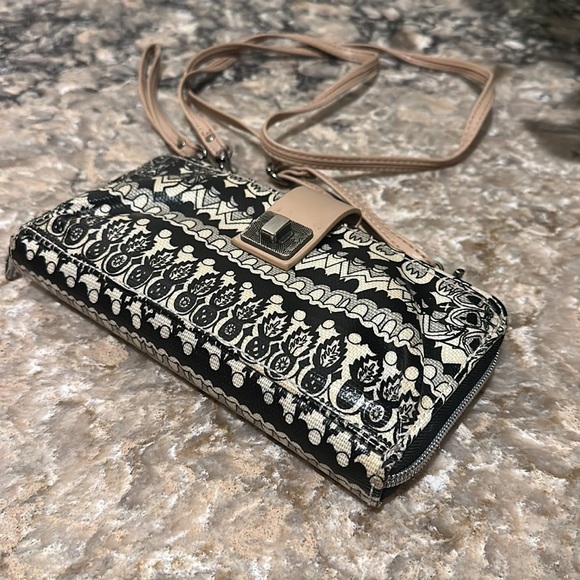 Sakroots Cross Body / wristlet Wallet artsy black cream doodle smartphone pocket - Picture 7 of 17